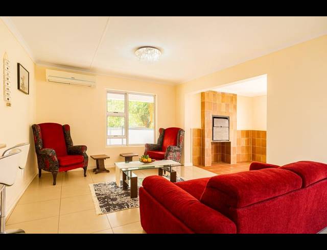 5 BEDROOM HOUSE FOR SALE IN MORELETAPARK